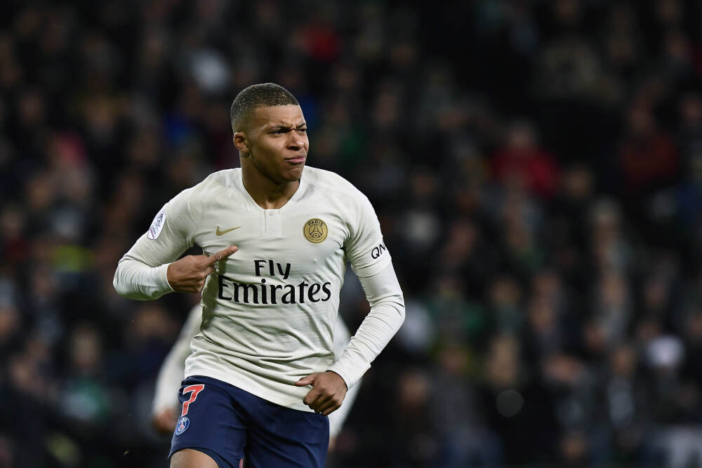 情绪失控击球险些砸中球童，德约科维奇险些被取消比赛资格